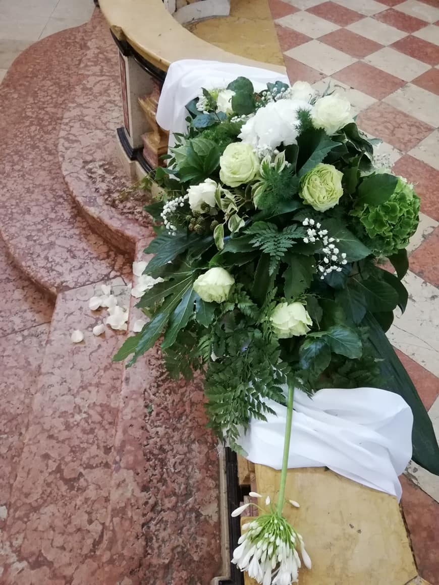 03 Allestimento Matrimonio Composizione Balaustra Ortensie Agapanthus Rose Bianche Fioreria Bruseghini Besenello Trento